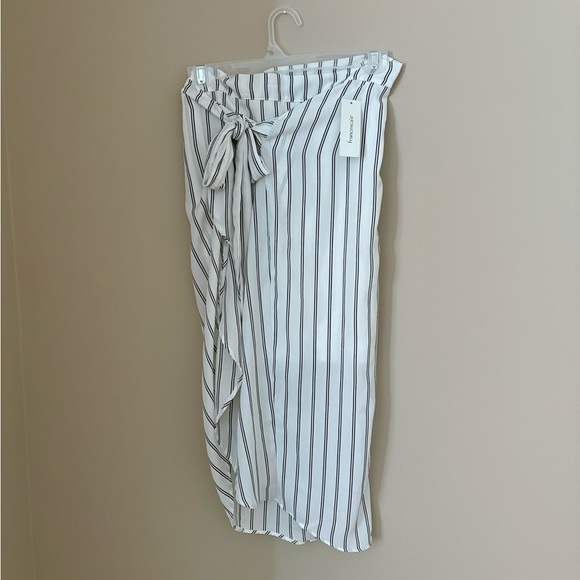 Francesca's Women's Striped Wrap Skirt Black Knee Length Size M NWTs - Picture 4 of 6